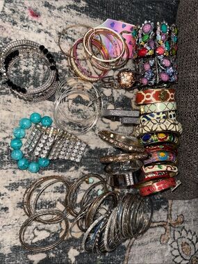 LOT Mixed Women’s Bracelet Set in Turquoise, Gold, Silver and Multicolor